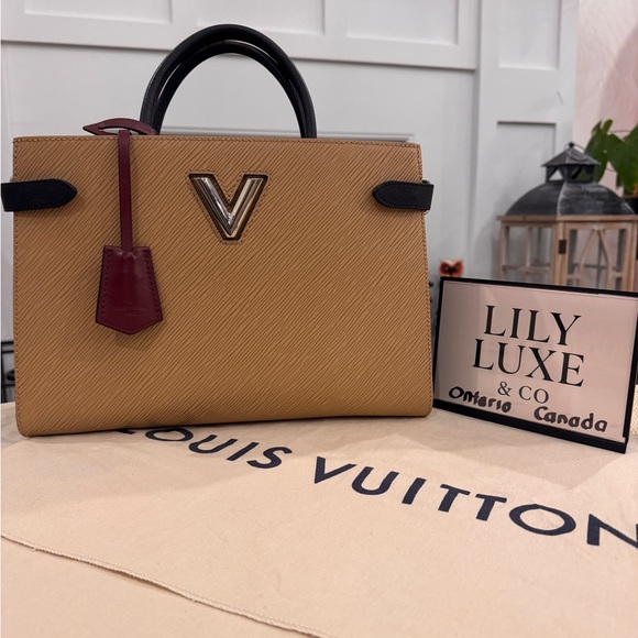 Louis Vuitton Epi Twist in Gorgeous color - Picture 2 of 13